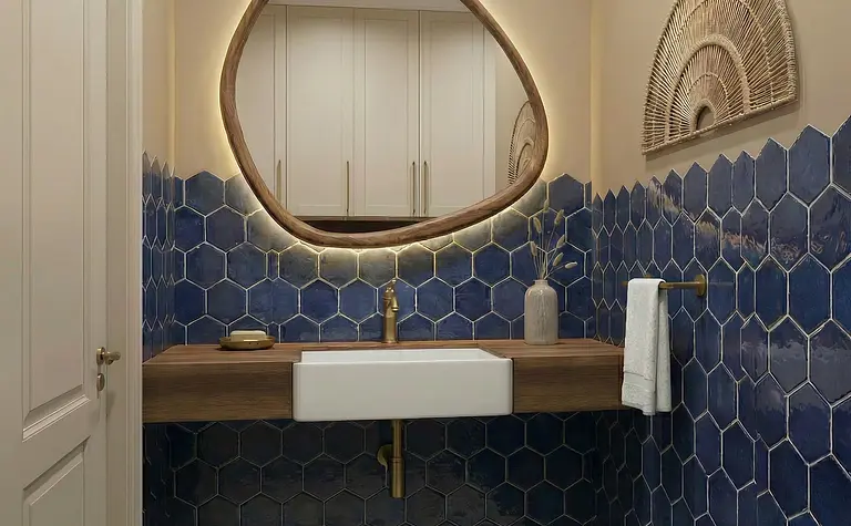Nowoczesna łazienka w stylu minimaluxe z niebieskimi kaflami i drewnianymi detalami.