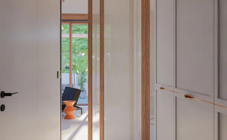 Przedpokój w stylu eklektycznym z elementami dopamine decor, z roślinami i drewnem.