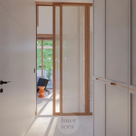 Przedpokój w stylu eklektycznym z elementami dopamine decor, z roślinami i drewnem.