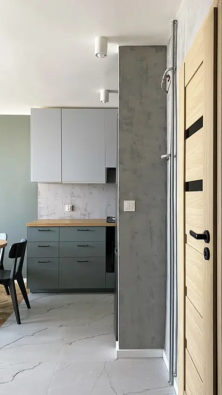 Kuchnia w stylu eklektycznym z minimalistycznymi akcentami, nowoczesnymi i skandynawskimi meblami.
