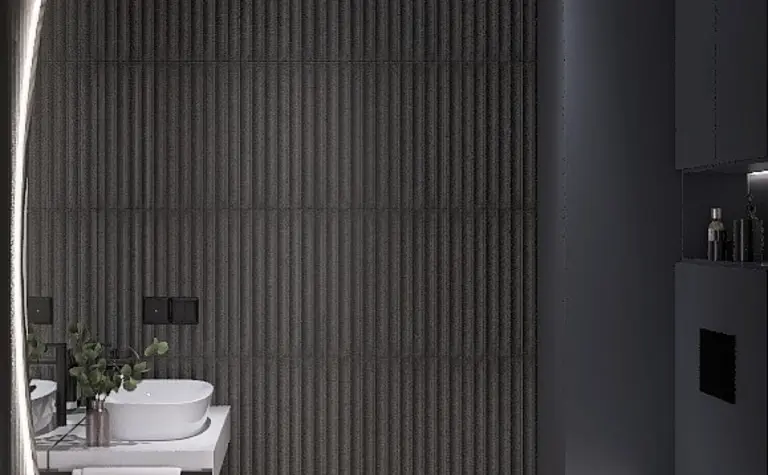 Nowoczesna łazienka z ciemnymi płytkami i białym WC oraz umywalką.