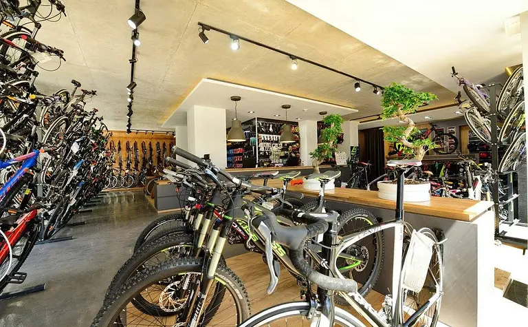Nowoczesny sklep rowerowy z różnymi modelami rowerów i akcesoriami.