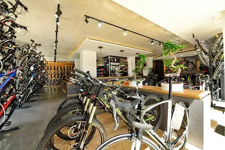 Nowoczesny sklep rowerowy z różnymi modelami rowerów i akcesoriami.