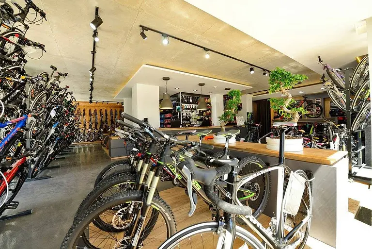 Nowoczesny sklep rowerowy z różnymi modelami rowerów i akcesoriami.