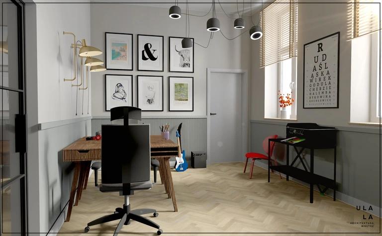 Biuro z drewnianym biurkiem, czarnym krzesłem i galerią obrazów w stylu vintage.