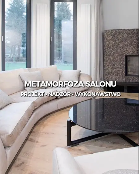 Wnętrze salonu w stylu eklektycznym, nowoczesnym i tradycyjnym z jasną sofą i ciemnym stołem.