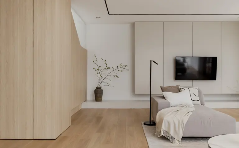 Wnętrze salonu w stylu japandi i minimalistycznym z drewnem i stonowanymi kolorami.
