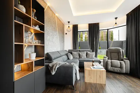Wnętrze salonu w stylu japandi, minimalistycznym i nowoczesnym z jasnymi meblami.