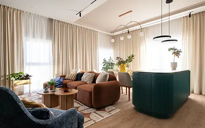 Salon z kuchnią w kolorowym mieszkaniu 100m2