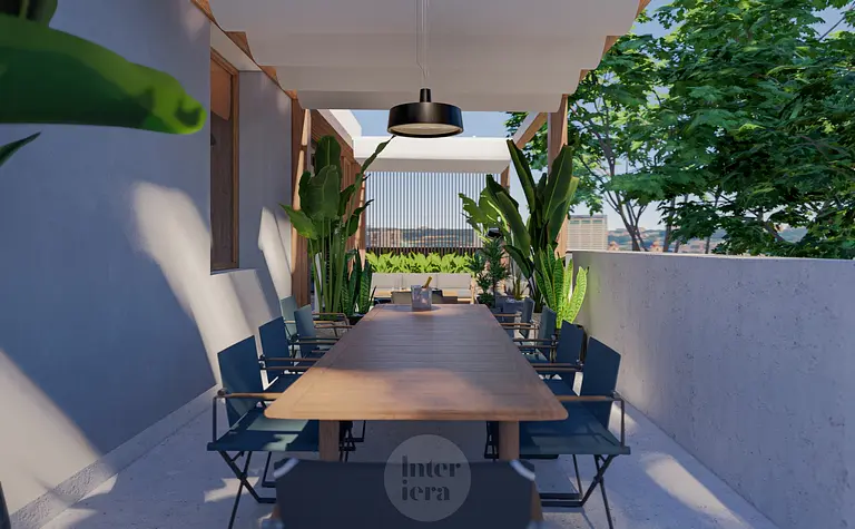 Eklektyczny taras z drewnianym stołem i zielonymi roślinami, styl dopamine decor.