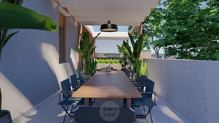 Eklektyczny taras z drewnianym stołem i zielonymi roślinami, styl dopamine decor.