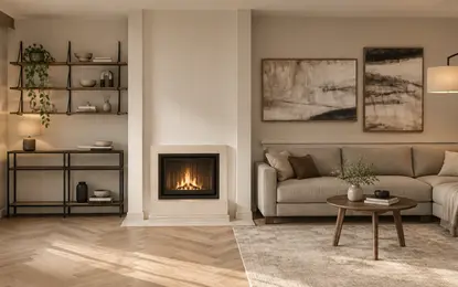 Wnętrze salonu w stylu soft minimalizm z kominkiem i półkami.