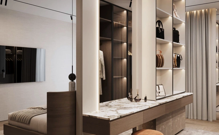 Nowoczesna garderoba w stylu quiet luxury z drewnianymi półkami i eleganckimi akcesoriami.