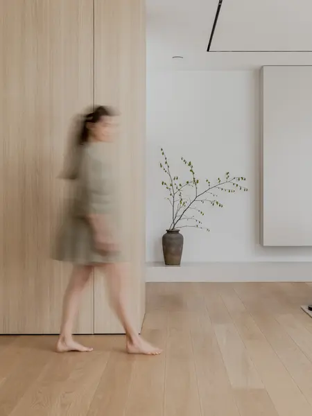Minimalistyczne wnętrze japandi z drewnem i rośliną.