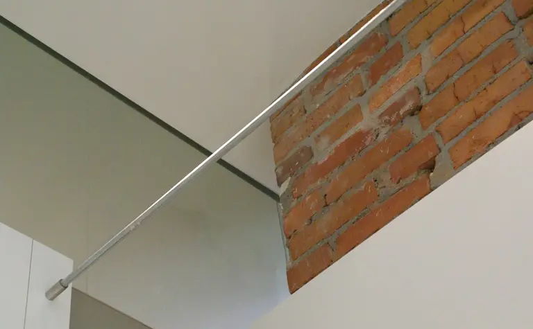 Eklektyczne wnętrze z ceglaną ścianą i nowoczesnymi akcentami, industrialny styl