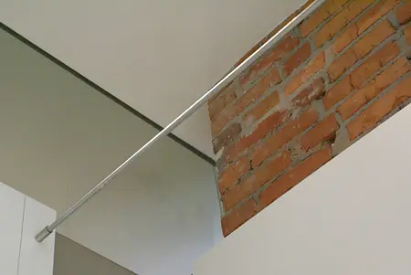 Eklektyczne wnętrze z ceglaną ścianą i nowoczesnymi akcentami, industrialny styl