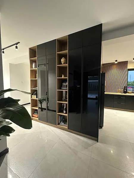Wnętrze kuchni z czarnymi meblami i drewnianymi detalami w stylu industrialnym i nowoczesnym.