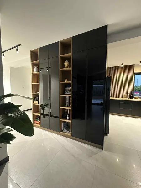 Wnętrze kuchni z czarnymi meblami i drewnianymi detalami w stylu industrialnym i nowoczesnym.