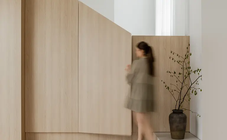 Wnętrze przedpokoju w stylu japandi, minimalistycznym i soft minimalizm z drewnianymi elementami.