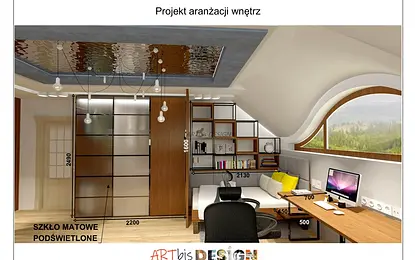 Wnętrze eklektycznego pokoju z biurkiem, regałem i dużym oknem.