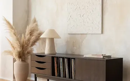 Wnętrze minimalistyczne z drewnianym meblem, beżowym dywanem i rustykalnymi akcentami.