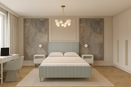Sypialnia z niebieskim łóżkiem, białymi meblami i nowoczesnymi akcentami quiet luxury.