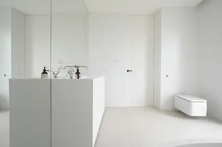 Nowoczesna łazienka z minimalistycznym designem, biała umywalka i lustro.