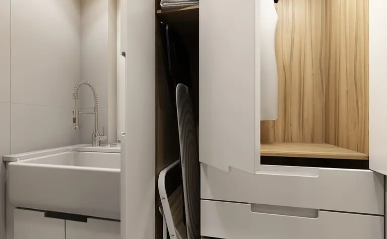 Garderoba z białymi szafkami i drewnianymi półkami, nowoczesny projekt wnętrza.