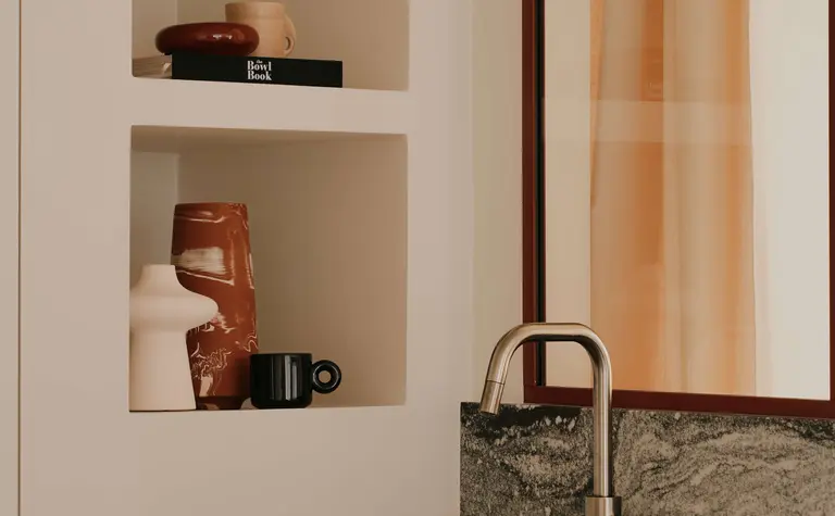 Wnętrze kuchni z elementami quiet luxury, soft minimalizm i vintage.
