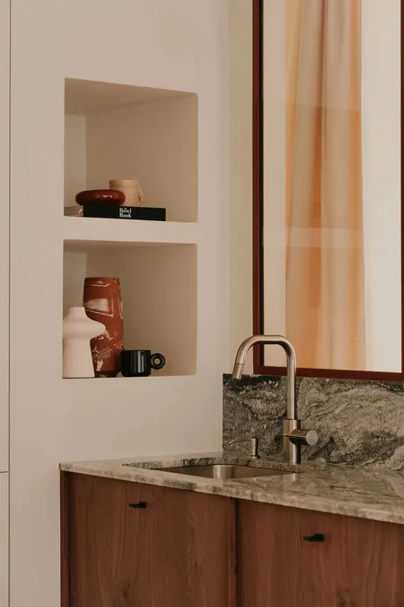 Wnętrze kuchni z elementami quiet luxury, soft minimalizm i vintage.