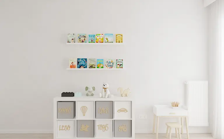 Pokój dla dzieci w stylu minimalistycznym z białymi meblami i półką na książki.