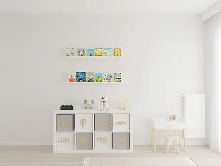Pokój dla dzieci w stylu minimalistycznym z białymi meblami i półką na książki.