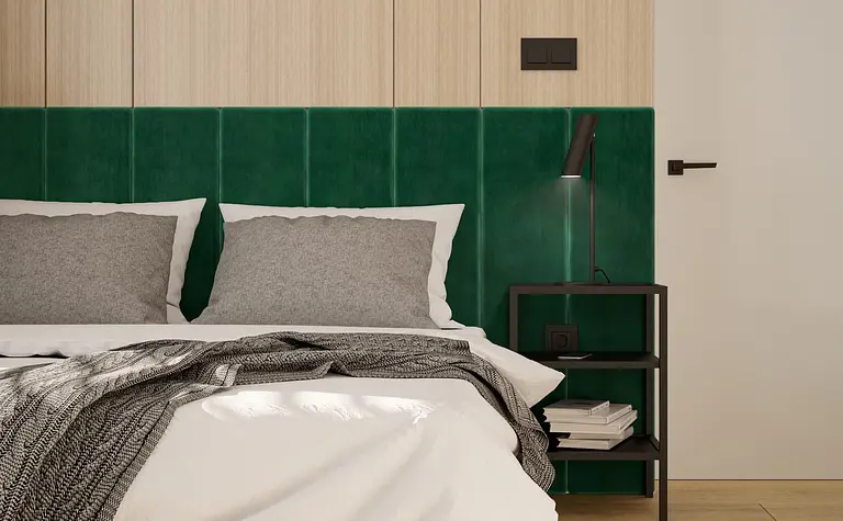 Sypialnia z zielonym wezgłowiem, drewnianymi panelami i minimalistycznym designem.