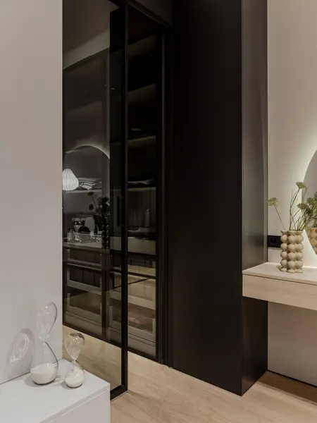 Wnętrze garderoby w stylu japandi i minimalistycznym z drewnianymi elementami.