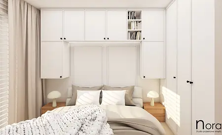 Sypialnia w stylu boho i minimalistycznym z białymi meblami i beżowymi akcentami.