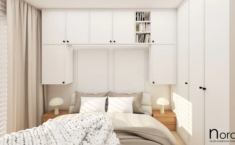 Sypialnia w stylu boho i minimalistycznym z białymi meblami i beżowymi akcentami.