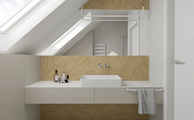 Wnętrze łazienki w stylu soft minimalizm, tradycyjny i współczesny z białymi meblami.