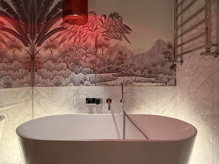 Projekt jasnej łazienki z marmurem, lustrami, tapetą i wanną wolnostojącą by wedodesign.pl