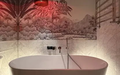 Projekt jasnej łazienki z marmurem, lustrami, tapetą i wanną wolnostojącą by wedodesign.pl