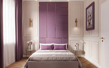 Sypialnia w stylu glamour z fioletowymi ścianami, eleganckim łóżkiem i drewnianą podłogą.