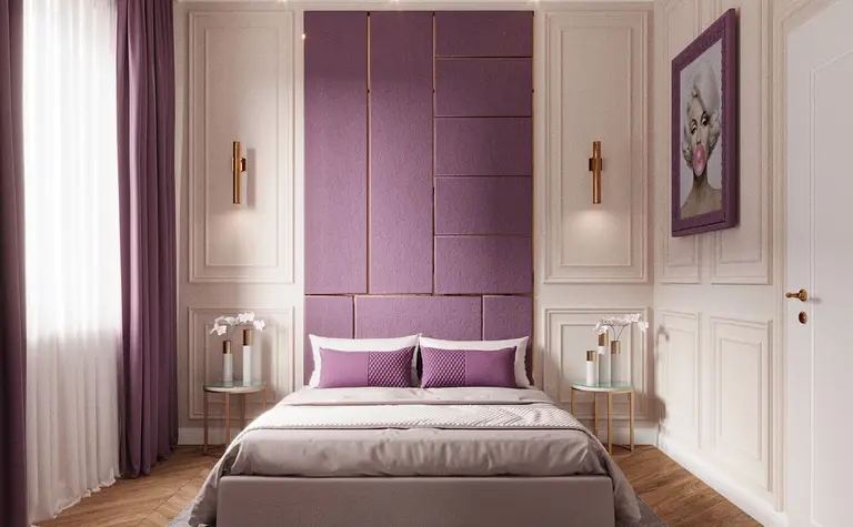 Sypialnia w stylu glamour z fioletowymi ścianami, eleganckim łóżkiem i drewnianą podłogą.