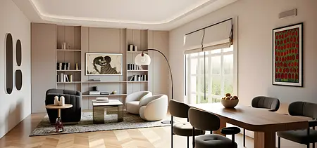 Wnętrze salonu z minimalistycznymi meblami, eklektycznymi akcentami i dużymi oknami.