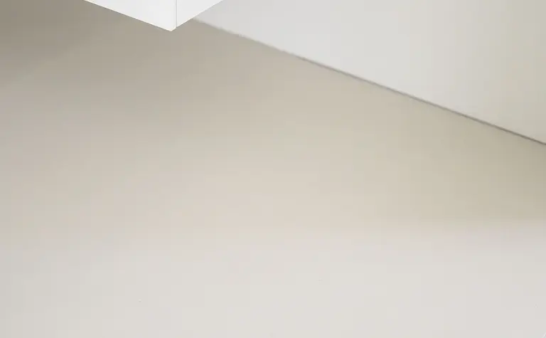 Minimalistyczne wnętrze z białymi meblami i szarym podłogą, styl minimaluxe
