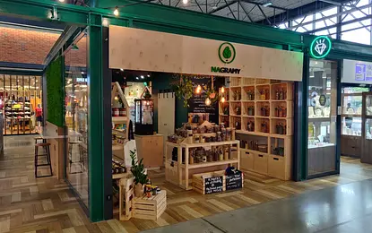Sklep boho z naturalnymi produktami i drewnianymi półkami