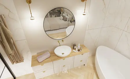 Nowoczesna łazienka z białą umywalką, drewnianym blatem i dużym lustrem w stylu glamour.