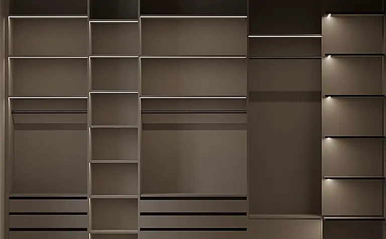 Garderoba z brązowymi półkami i nowoczesnym oświetleniem, minimalistyczny design.