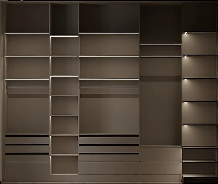 Garderoba z brązowymi półkami i nowoczesnym oświetleniem, minimalistyczny design.