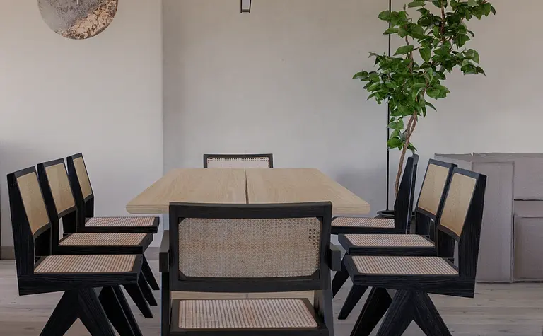 Jadalnia w stylu japandi z drewnianym stołem i minimalistycznymi krzesłami.