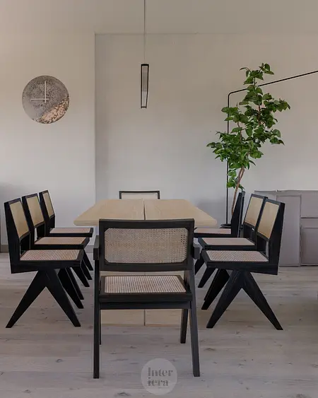 Jadalnia w stylu japandi z drewnianym stołem i minimalistycznymi krzesłami.