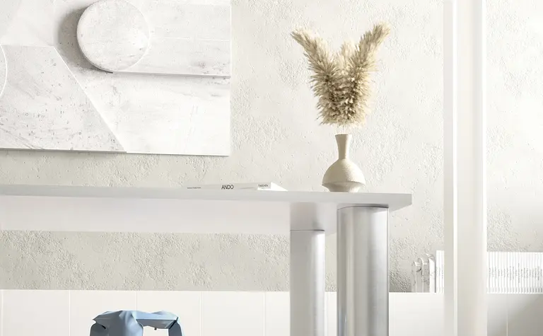 Wnętrze biura w stylu industrialnym i minimalistycznym z nowoczesnym biurkiem i dekoracjami.
